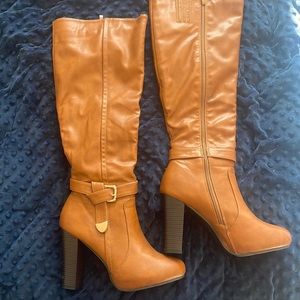 Light brown boots zip up